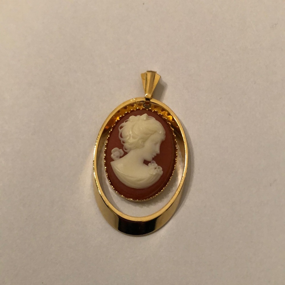 1960s Oval Modern Mount Cameo Pendant